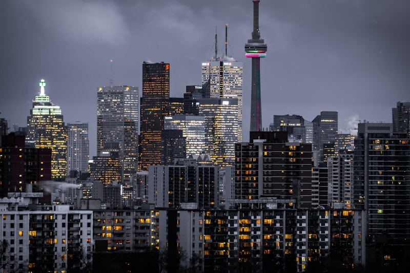 Skyline di una città al crepuscolo con grattacieli illuminati