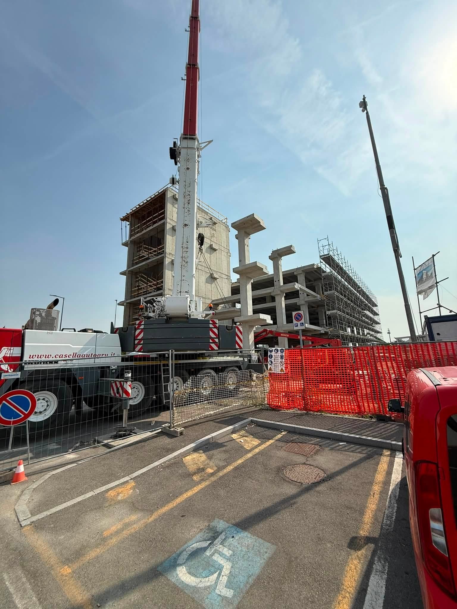 Autogru al cantiere del Boxengo Self Storage di Caponago